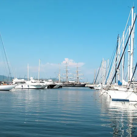 Superb 3 Bedroom On The Port By Interhome Appartement